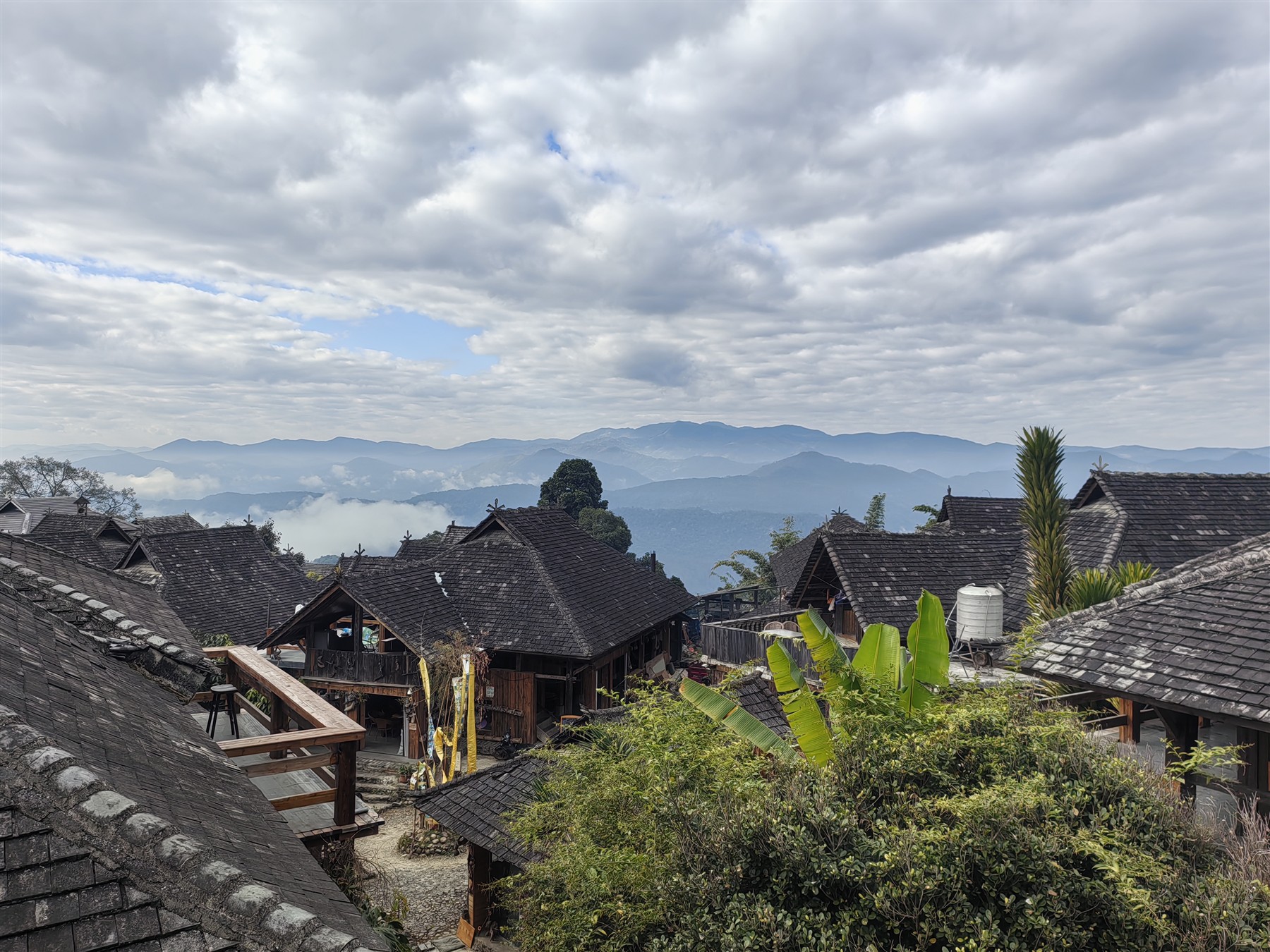 翁基古寨木屋与山林,2025年12月历史实拍